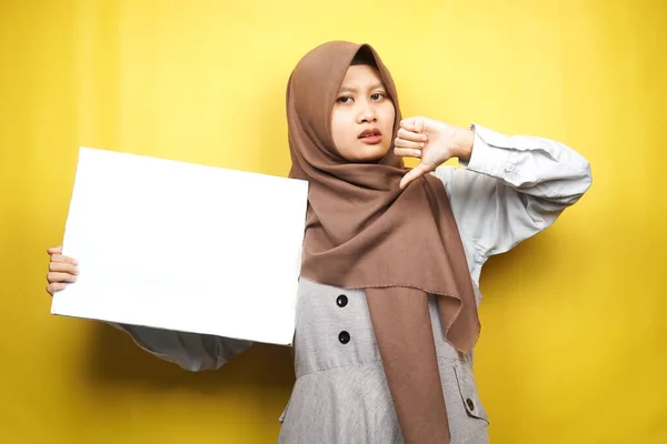 かなり若いイスラム教徒の女性は コピースペース プロモーションで何かを提示し 空白の空のバナー プラカード ホワイトボード 空白の看板 白い広告ボードを保持し 手を嫌い — ストック写真