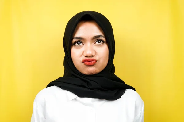 Κοντινό Πλάνο Μιας Όμορφης Νεαρής Μουσουλμάνας Γυναίκας Που Κατσουφιάζει Δυστυχισμένη — Φωτογραφία Αρχείου
