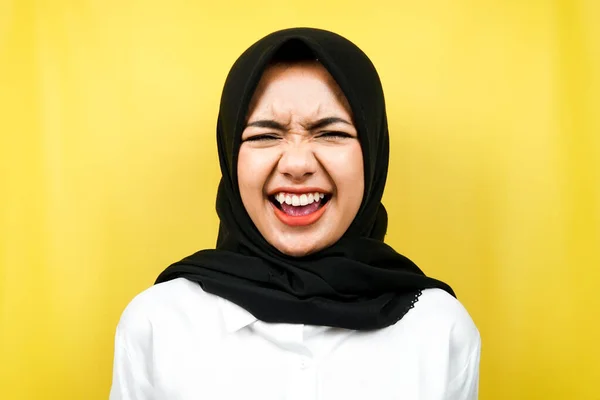 Close Van Mooie Jonge Moslim Vrouw Schreeuwen Verrast Geschokt Geïsoleerd — Stockfoto