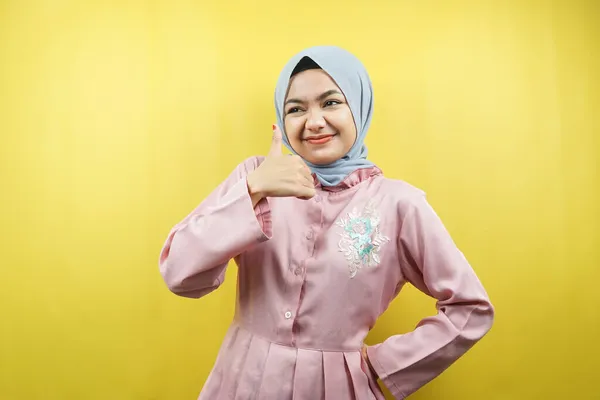 Schöne Junge Muslimin Mit Erhobenen Daumen Okay Gute Arbeit Isoliert — Stockfoto