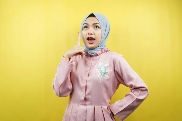 Beautiful Cheerful Muslim Young Woman Surprised Shocked Isolated — Stock Photo, Image