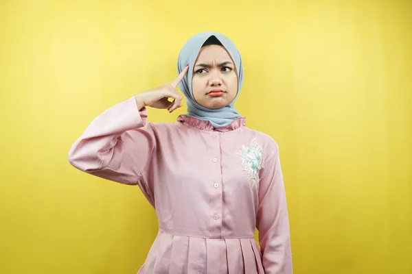 Mulher Muçulmana Jovem Bonita Pensando Confuso Isolado — Fotografia de Stock
