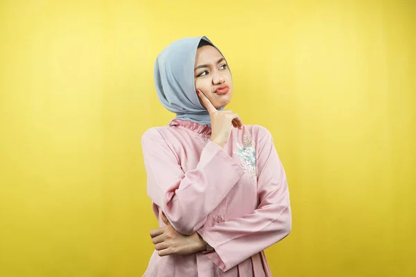 Wanita Muslim Muda Yang Cantik Berpikir Bingung Terisolasi — Stok Foto