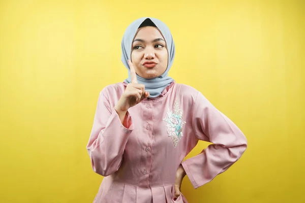 Krásná Mladá Muslimka Myšlení Izolované — Stock fotografie