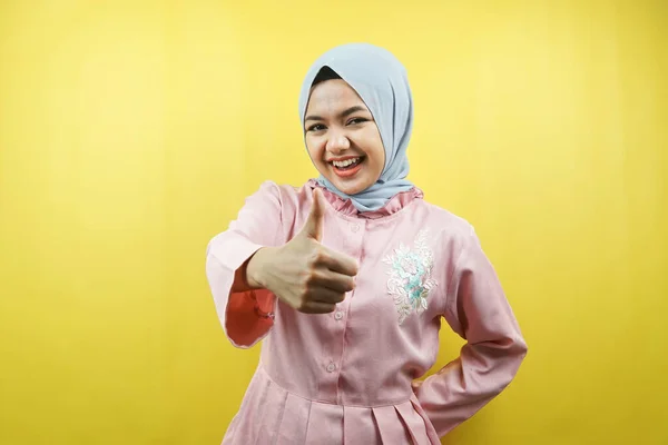 美しい若いイスラム教徒の女性の親指アップ 大丈夫 良い仕事 隔離された — ストック写真