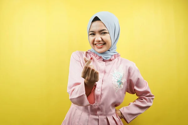 Красивая Молодая Мусульманка Корейским Знаком Любви Изолирована — стоковое фото