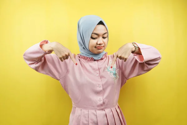 Mulher Muçulmana Bonita Alegre Com Mãos Apontando Para Baixo Promovendo — Fotografia de Stock