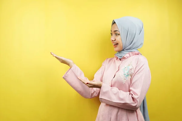 Cheerful Beautiful Young Muslim Woman Hand Pointing Empty Space Promoting — Stock Photo, Image