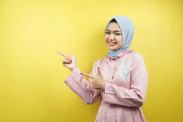 Wanita Muslim Muda Yang Ceria Dengan Tangan Menunjuk Pada Ruang — Stok Foto
