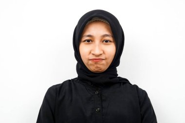 Güzel, genç müslüman bir kadın somurtuyor, üzgün, soyutlanmış.