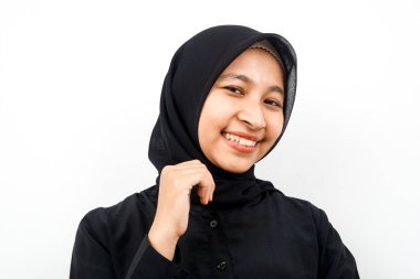 Münzevi, neşeli, genç ve güzel Müslüman kadının yakın çekimi.