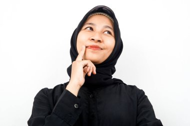 Düşünen, fikir arayan, boş alana bakan, bir şeyler sunan, izole edilmiş, güzel, genç Müslüman bir kadın.