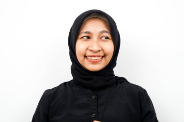 Güzel, neşeli, genç Müslüman kadının yakın çekimi, boş uzaya bakıyor, bir şeyler sunuyor, izole edilmiş.