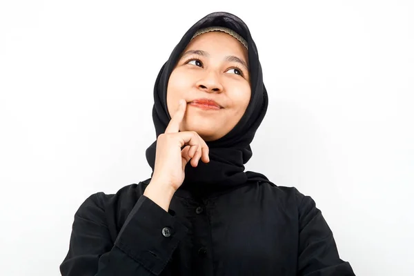 Detailní Záběr Krásné Mladé Muslimky Přemýšlející Hledající Nápady Hledající Prázdný — Stock fotografie