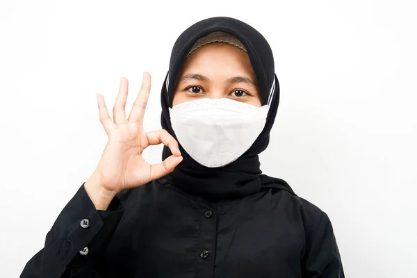 Närbild Vackra Unga Muslimska Kvinna Bär Vit Mask Tecken Hand — Stockfoto