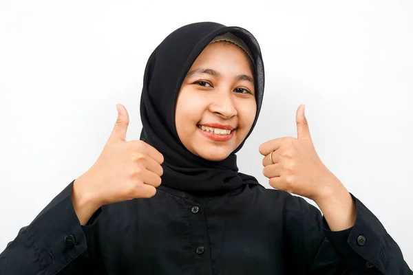 年轻美丽的穆斯林女子的衣服 手举大拇指 工作出色 与世隔绝 — 图库照片