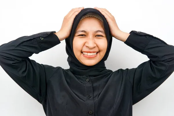 Κλείσιμο Όμορφη Νεαρή Μουσουλμάνα Γυναίκα Κρατώντας Κεφάλι Απομονωμένο — Φωτογραφία Αρχείου