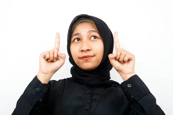 Close Bela Jovem Muçulmana Apontando Para Apresentar Isolado — Fotografia de Stock