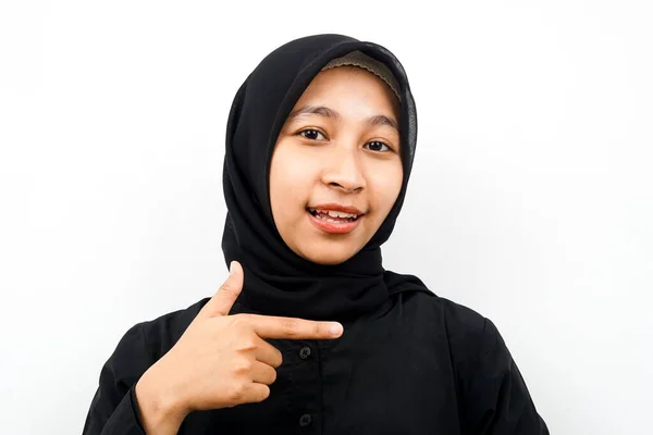 Närbild Vackra Unga Muslimska Kvinna Pekar Tomt Utrymme Isolerad Royaltyfria Stockbilder