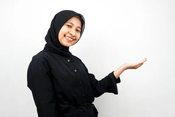 空の空間の方向に何かを示し 提示し 手で美しい若いアジアのイスラム教徒の女性 自信を持って笑顔 興奮して カメラに直面して 白い背景に孤立 広告コンセプト — ストック写真