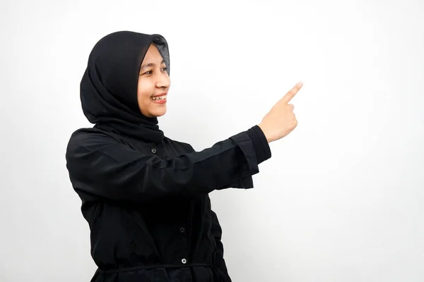 Όμορφη Ασιάτισσα Νεαρή Μουσουλμάνα Χέρια Που Δείχνουν Κενό Χώρο Παρουσιάζοντας — Φωτογραφία Αρχείου