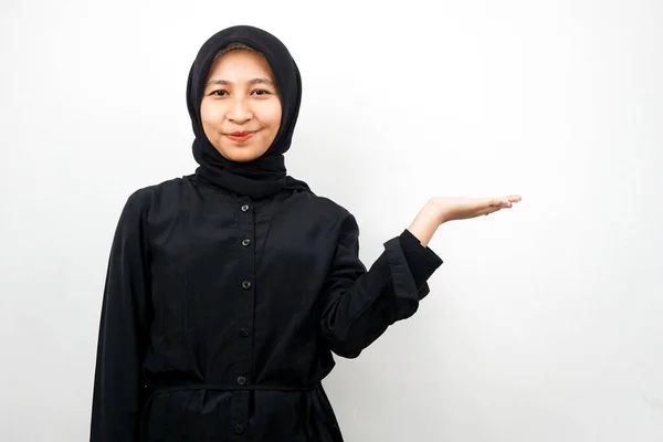 Hermosa Joven Mujer Musulmana Asiática Con Las Manos Mostrando Presentando —  Fotos de Stock