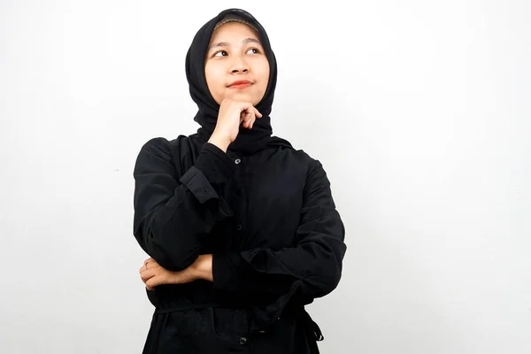 美しいアジアの若いイスラム教徒の女性は アイデアを探して考えて そこの問題は 奇妙な感じ 何かが間違っている 白い背景に孤立している — ストック写真