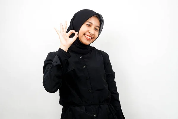 美しい若いアジアのイスラム教徒の女性の笑顔自信を持って 熱狂的で明るい手でOkのサイン 良い仕事 成功のサイン 白い背景に隔離された — ストック写真