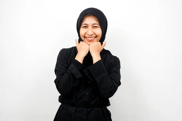 Όμορφη Νεαρή Ασιάτισσα Μουσουλμάνα Γυναίκα Χαμογελά Ευτυχισμένη Χαριτωμένη Αισθάνεται Άνετα — Φωτογραφία Αρχείου