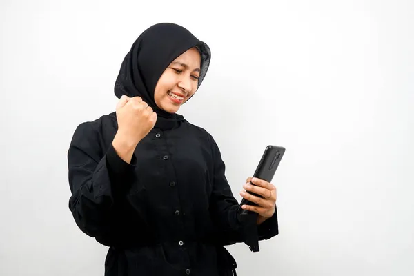 Wanita Muslim Asia Yang Cantik Dengan Tangan Memegang Smartphone Tersenyum — Stok Foto
