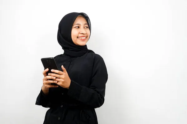 Güzel Asyalı Genç Müslüman Bir Kadın Elinde Akıllı Bir Telefonla — Stok fotoğraf