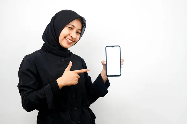 Красива Молода Азіатська Мусульманка Вказівкою Руки Смартфон Просуванням Чогось Просуванням — стокове фото
