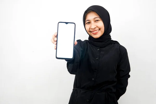 Красивая Молодая Азиатская Мусульманка Руками Держащими Смартфон Продвигающая Приложение Продвигающая — стоковое фото