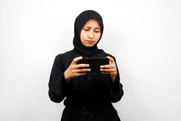 Schöne Asiatische Junge Muslimin Mit Smartphone Der Hand Spiel Traurig — Stockfoto