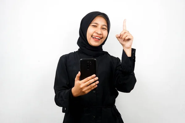 Beautiful Young Asian Muslim Woman Smiling Shocked Surprised Getting Idea — Stock Photo, Image