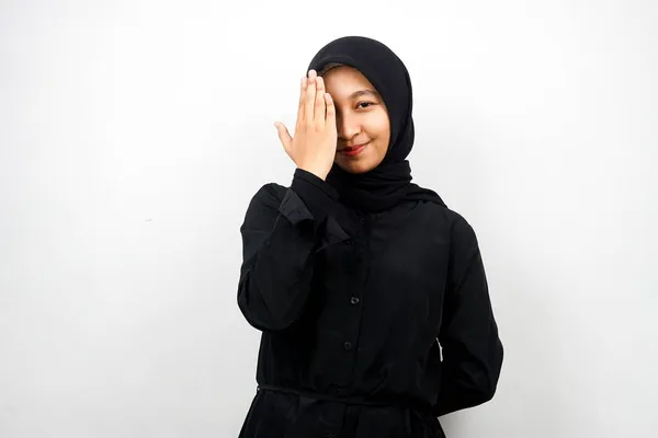 美しいですアジアの若いですイスラム教徒女性とともに手カバー1目見ますカメラ孤立した上の白い背景 — ストック写真