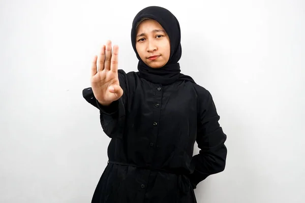 停止記号の手で美しいアジアの若いイスラム教徒の女性は 署名の手を拒否し 禁止記号の手を手に近づくことはありません サインの手を離れて 白い背景に隔離されたサインの手を移動しないでください — ストック写真