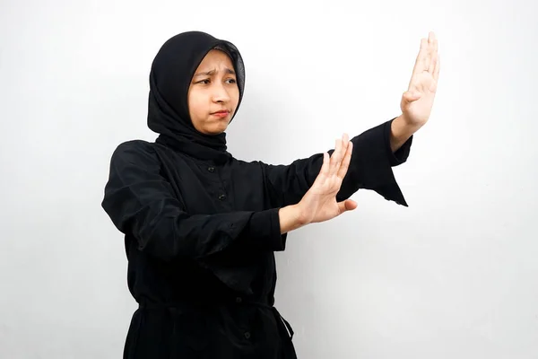 Linda Asiática Jovem Muçulmano Mulher Com Mão Rejeitando Algo Mão — Fotografia de Stock