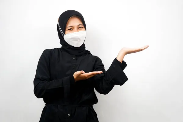 Mulher Muçulmana Vestindo Máscara Branca Com Mão Apontando Para Espaço — Fotografia de Stock