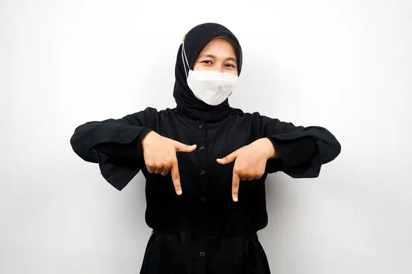 Mujer Musulmana Sonriendo Con Confianza Apuntando Hacia Abajo Presentando Algo — Foto de Stock