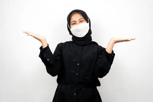 Muslimische Frau Lächelt Selbstbewusst Mit Offenen Handflächen Präsentiert Etwas Präsentiert — Stockfoto