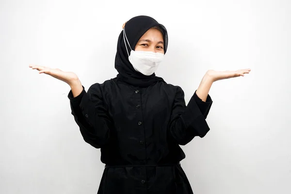 Μουσουλμάνα Γυναίκα Χαμογελά Αυτοπεποίθηση Ανοιχτές Παλάμες Παρουσιάζοντας Κάτι Παρουσιάζοντας Προϊόν — Φωτογραφία Αρχείου
