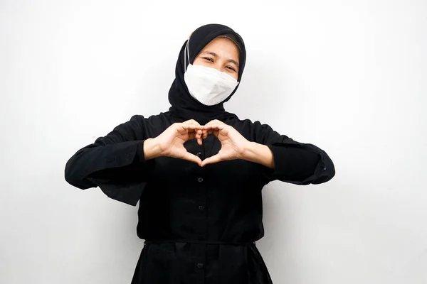 Muslimische Frau Mit Weißer Maske Mit Händen Zeichen Der Liebe — Stockfoto