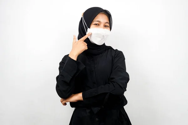Muslimische Frau Trägt Weiße Maske Die Hand Zeigt Auf Maske — Stockfoto