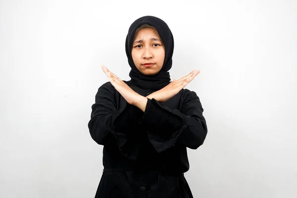 美丽的亚洲年轻穆斯林女子 双臂交叉 手表示拒绝 手表示禁止 手表示不同意 与白人背景隔离 — 图库照片