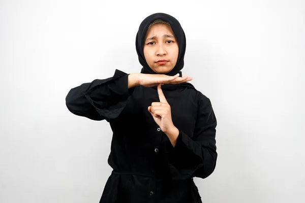 美丽的亚洲年轻的穆斯林妇女 手拿着停止手势 沉默的手势手 不说话的手势手 不制造噪音手势手 隔离在白色背景上 — 图库照片