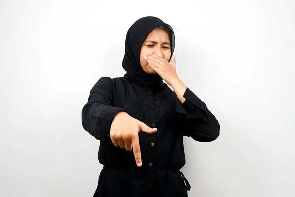 Mooie Jonge Moslim Vrouw Met Hand Bedekken Mond Hand Wijzen — Stockfoto