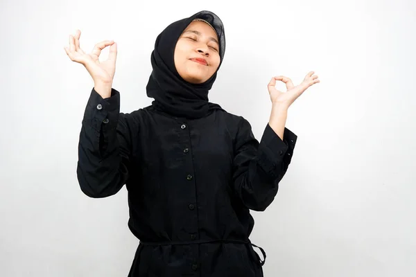 Mooie Jonge Moslim Vrouw Met Handen Mediteren Teken Glimlachen Comfortabel — Stockfoto