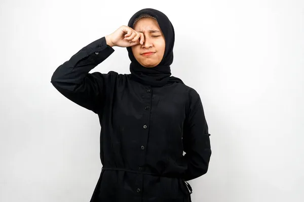 Όμορφη Νεαρή Μουσουλμάνα Γυναίκα Κλαίει Χέρια Σκουπίζουν Δάκρυα Απομονώνονται Λευκό — Φωτογραφία Αρχείου
