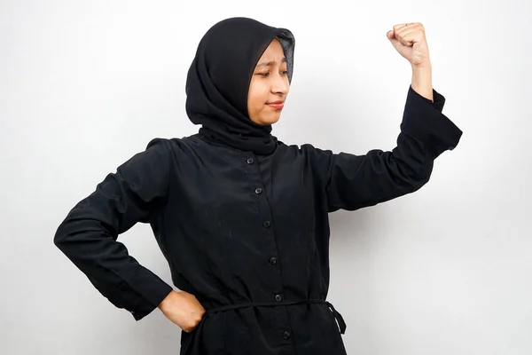 Vacker Asiatisk Ung Muslimsk Kvinna Med Upphöjda Muskler Styrka Tecken Stockbild